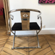 Chaise chrome design contemporain inspiré du traditionalisme chinois, revêtement en peau de veau
