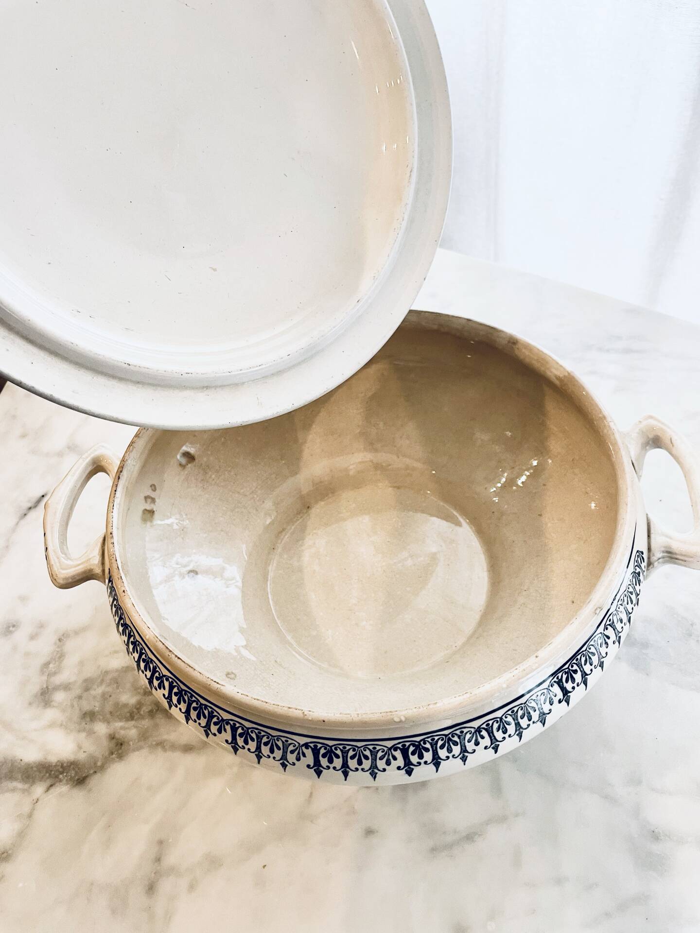 Antique soup tureen in white and blue earthenware – Vintage / Country style