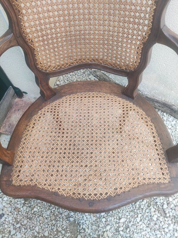 Fauteuil en noyer du XVIII siècle estampillé