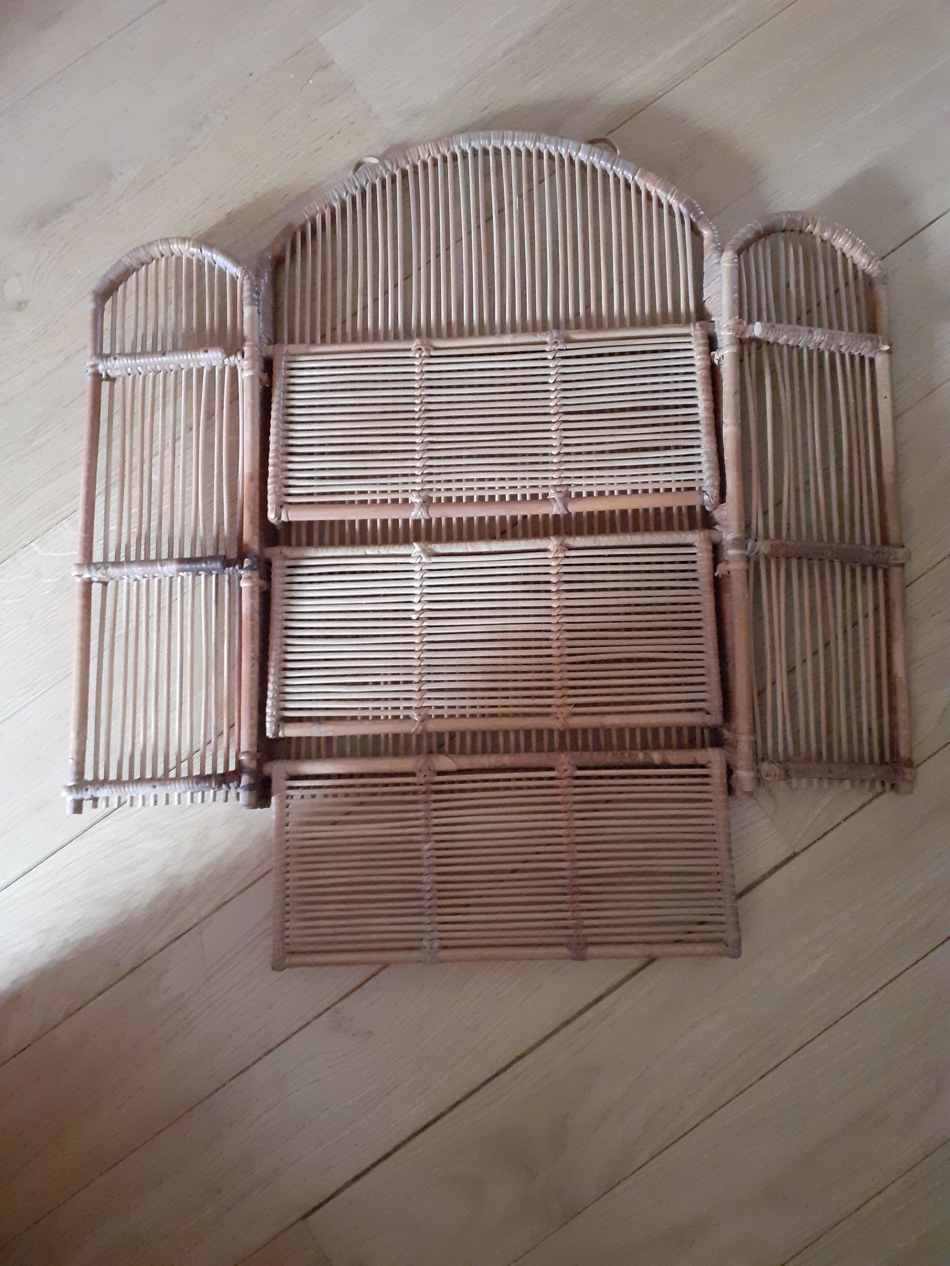Rattan shelf to hang or lay