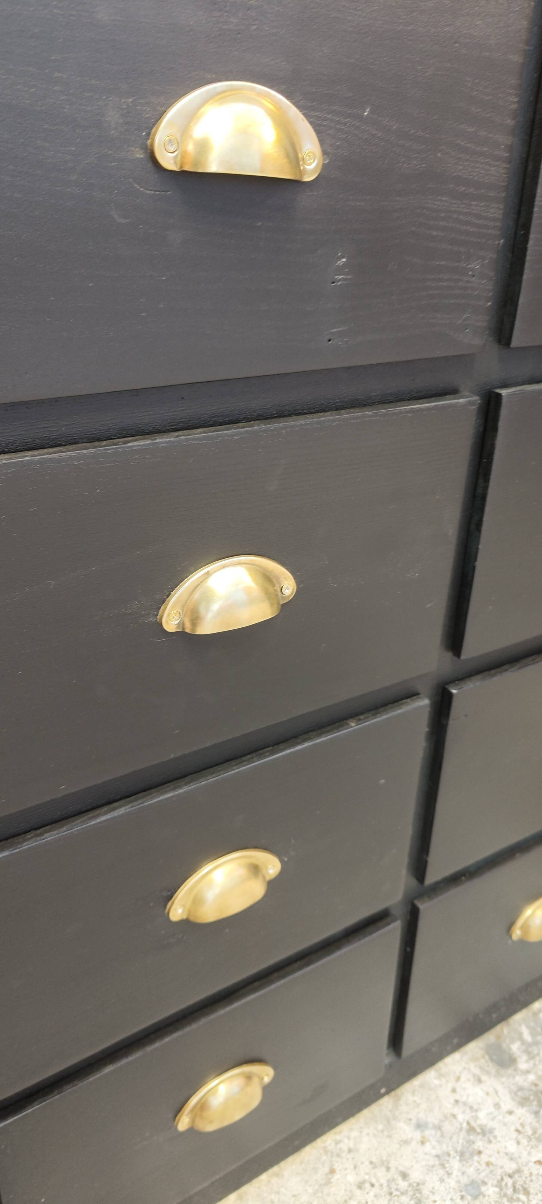 One-door workshop unit with eight black and gold drawers