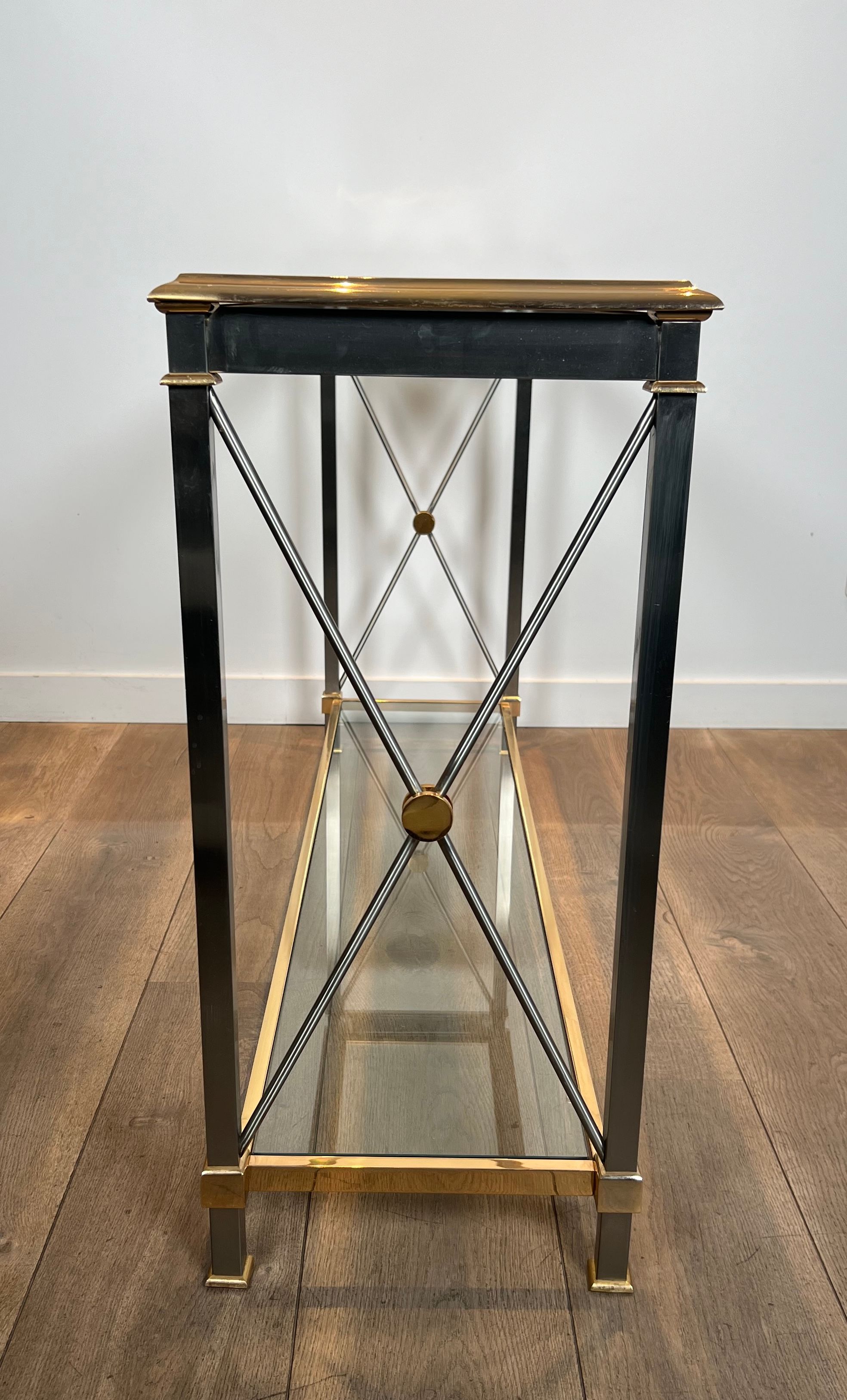 Console de style néoclassique en laiton doré et patine canon de fusil attribuée à la Maison Jansen