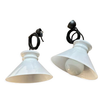 Pair of opaline suspensions