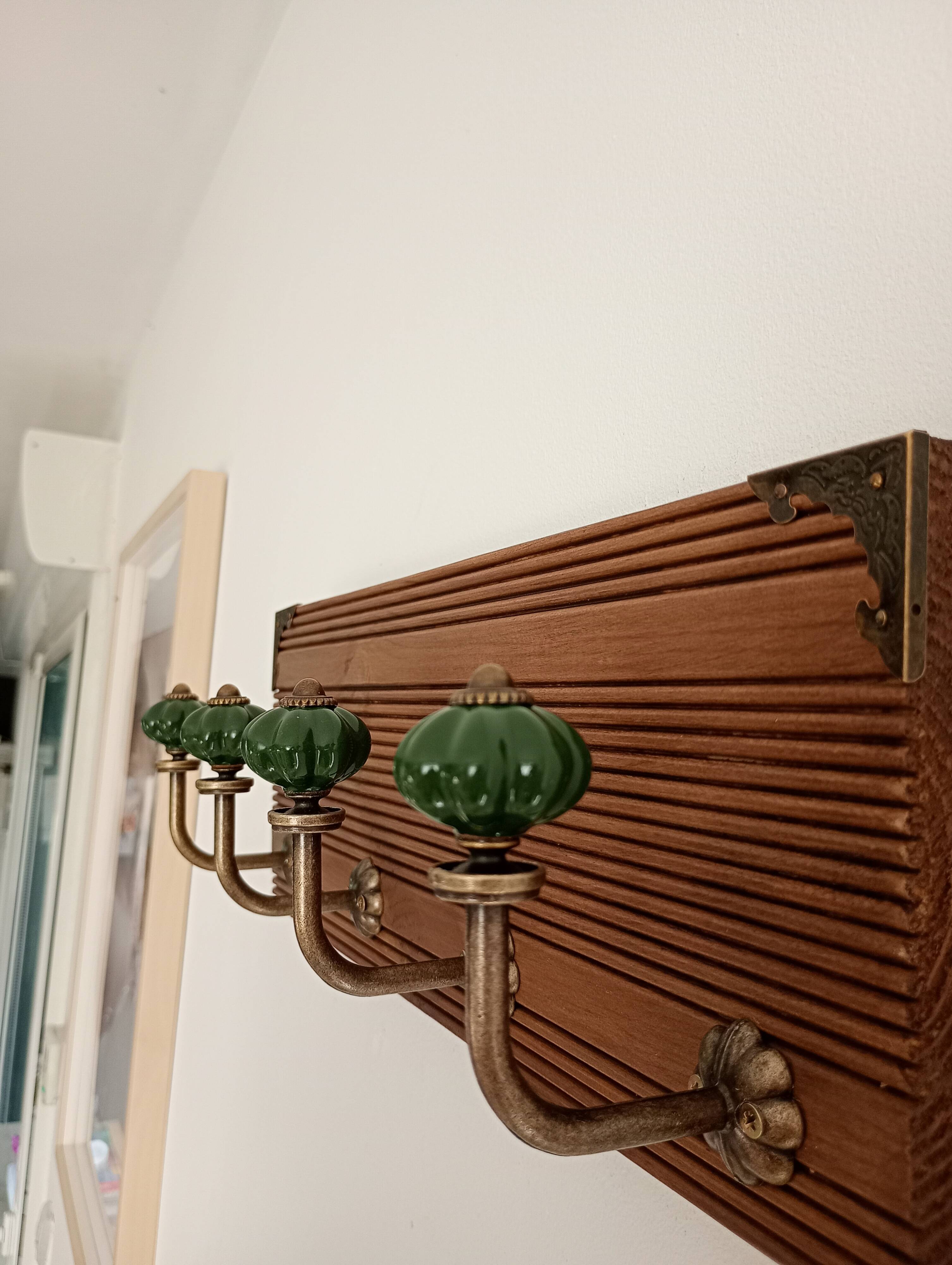 Wall-mounted coat rack with 4 emerald green hooks, grooved wood, 40 cm
