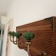 Wall-mounted coat rack with 4 emerald green hooks, grooved wood, 40 cm