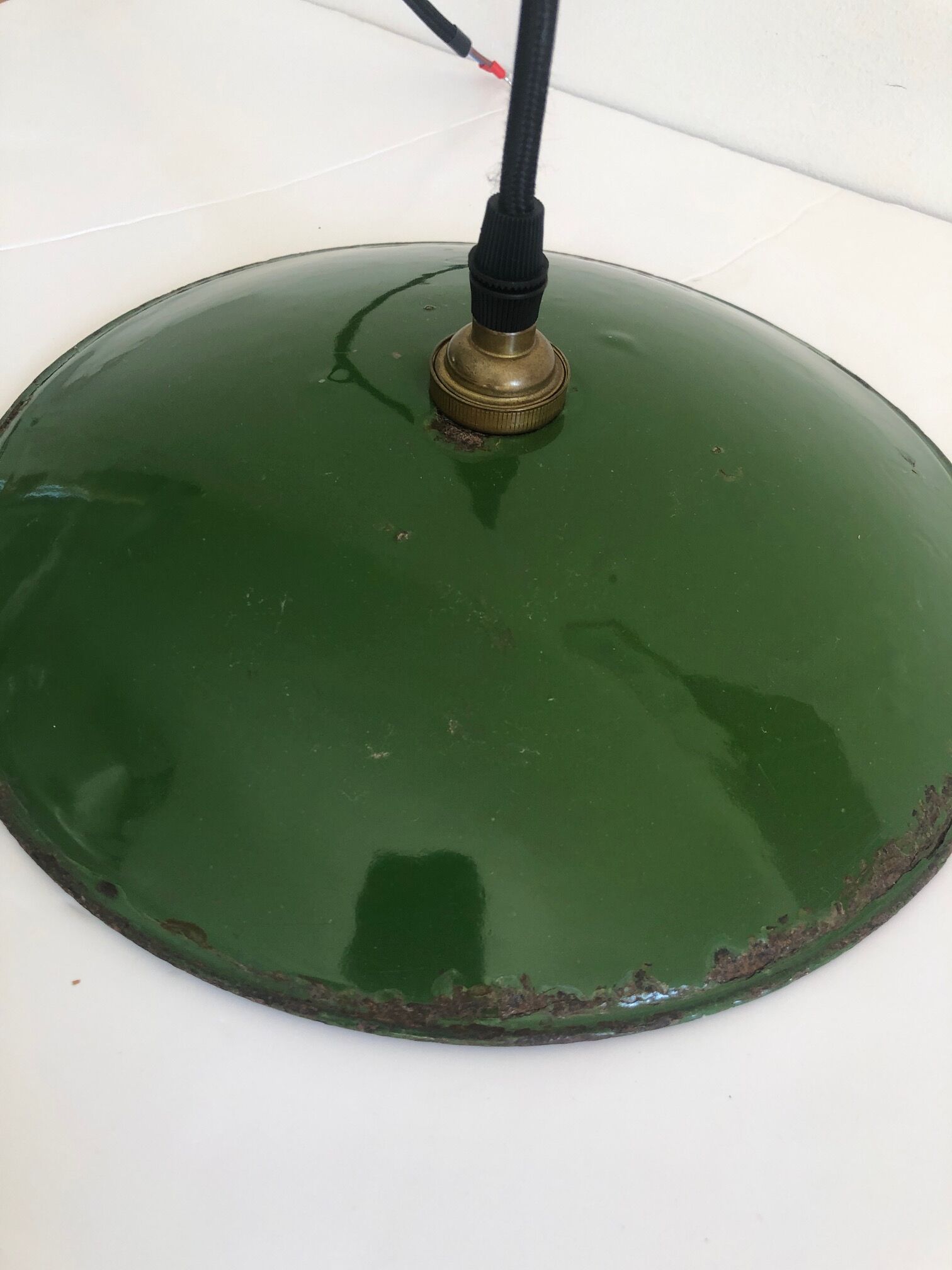 Enamelled green bowl suspension