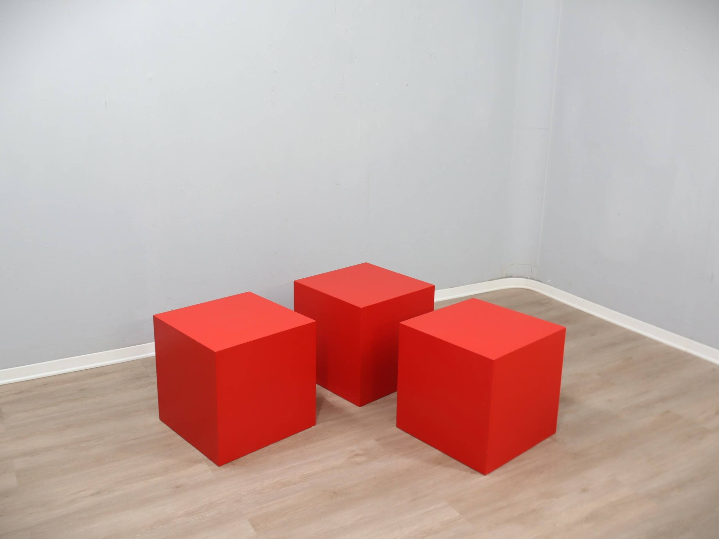 Tabourets/tables d'appoint cubes en fibre de verre italiens des années 1960, lot de 3