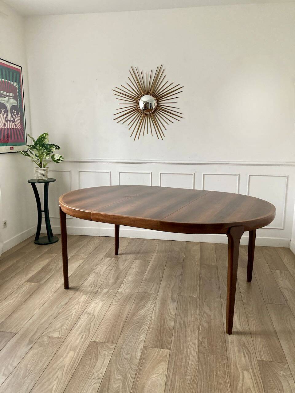 Dining table in rosewood, for 4 to 6 people.