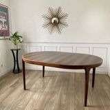 Dining table in rosewood, for 4 to 6 people.