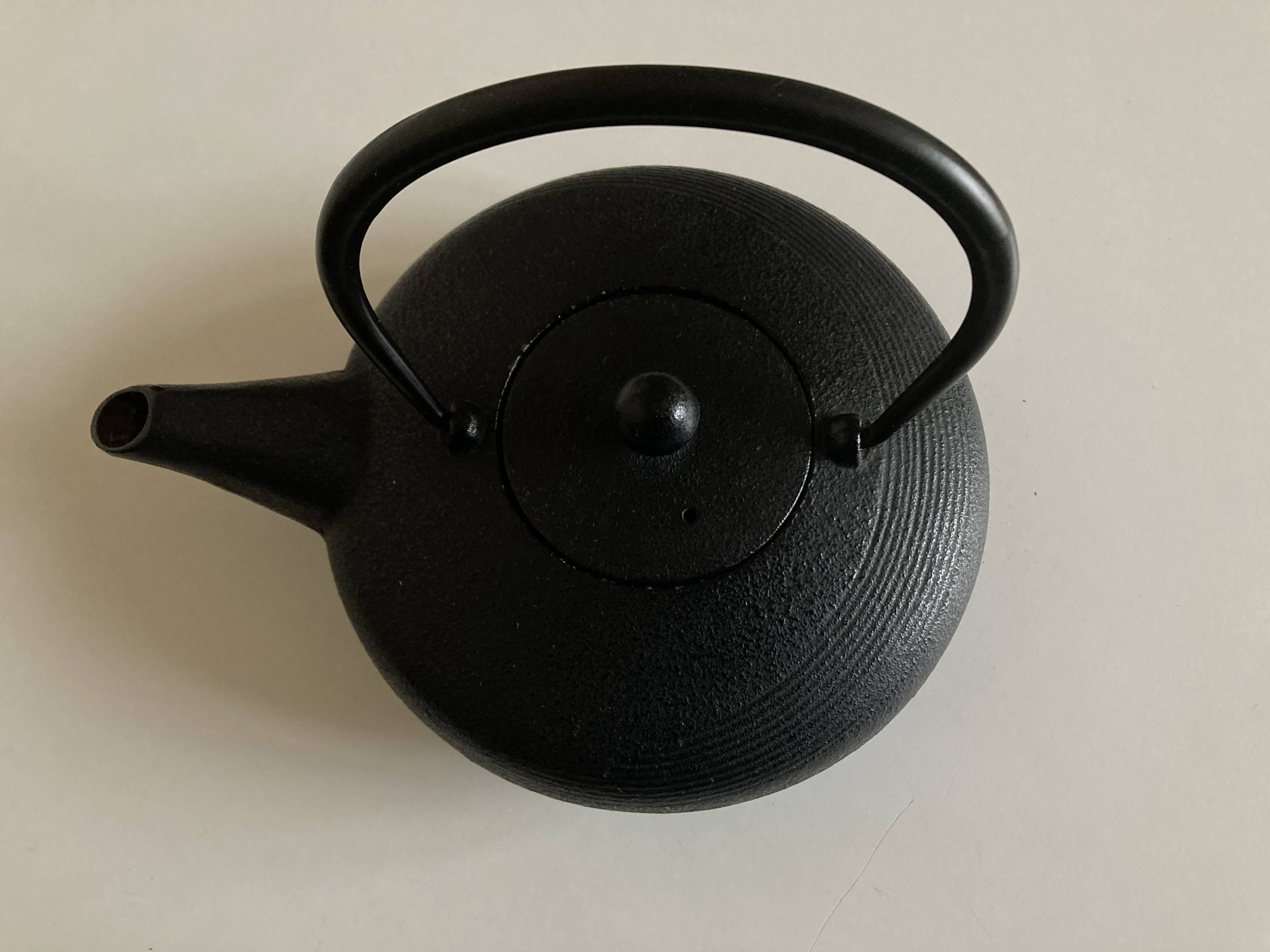 Théière ancienne en fonte japonaise Iwachu  0,5L noire