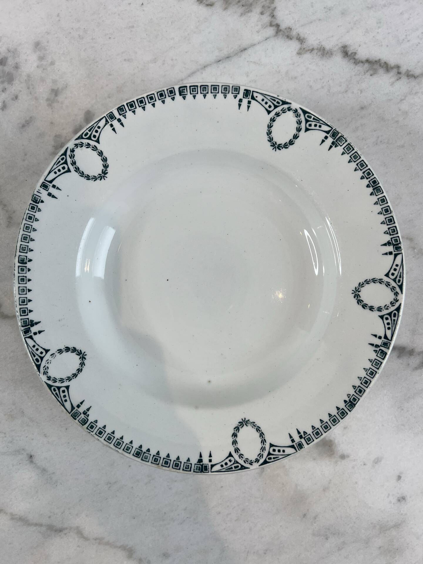 Set of 7 deep plates in earthenware, decorated with a green frieze.