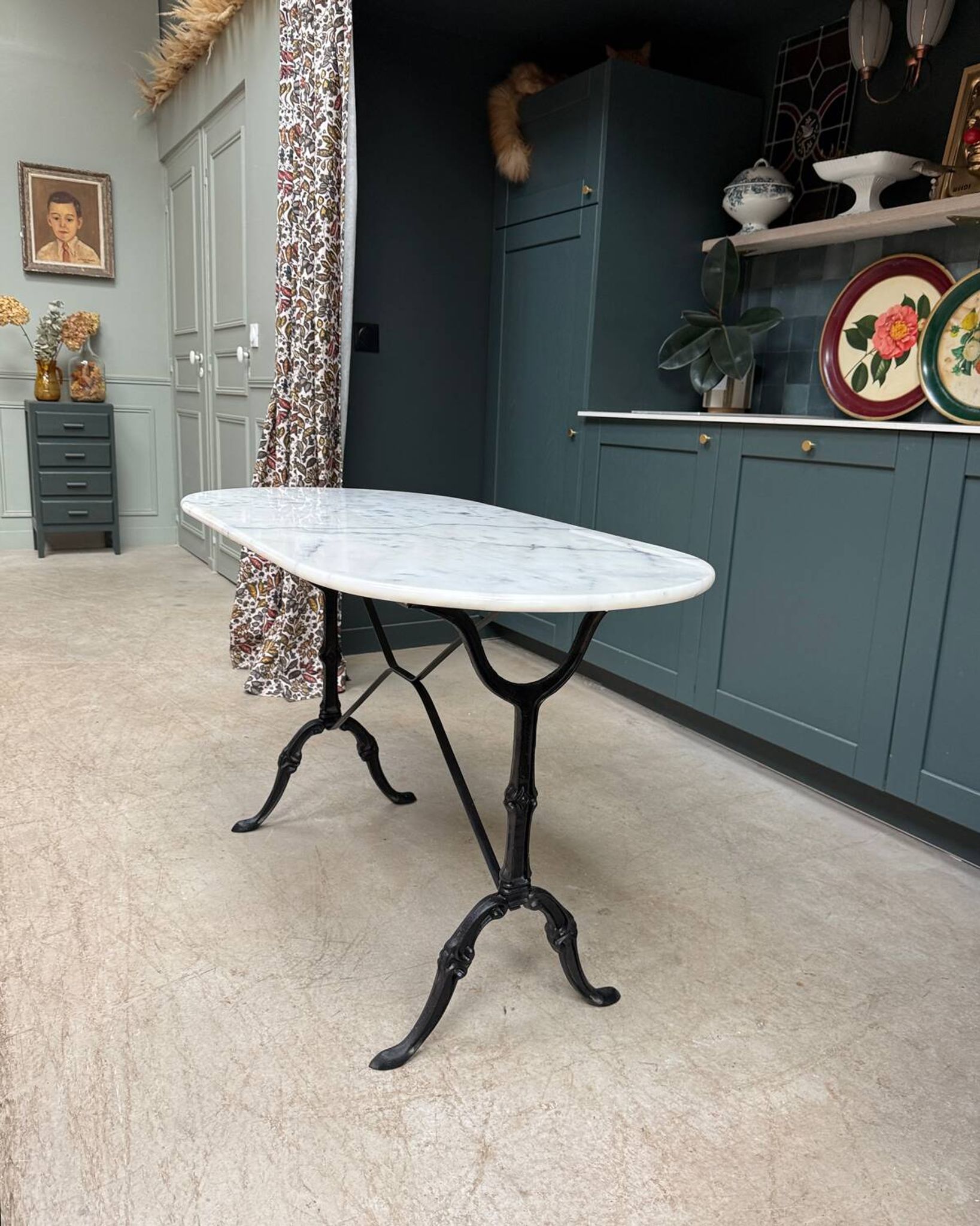 Bistro table in cast iron and marble
