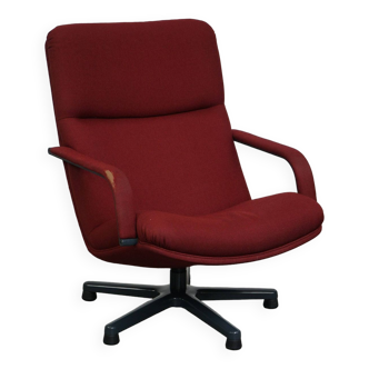 Chaise pivotante design vintage par Artifort avec revêtement en tissu rouge