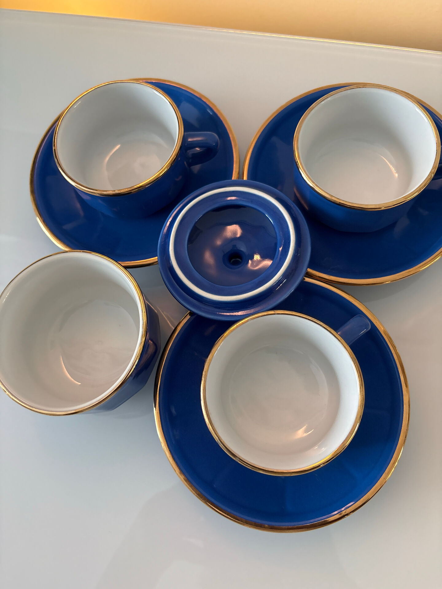 This complete set consisting of 3 cups with their saucers and a sugar bowl.