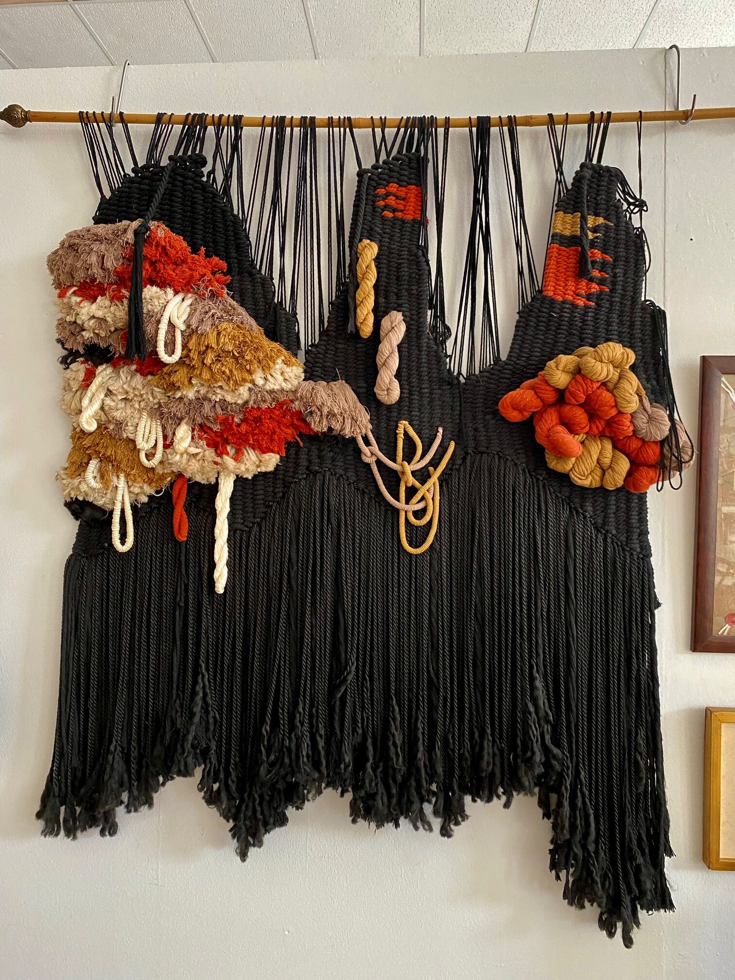 Tapisserie brutaliste macrame Maria Asuncion Raventos, Espagne, années 1960