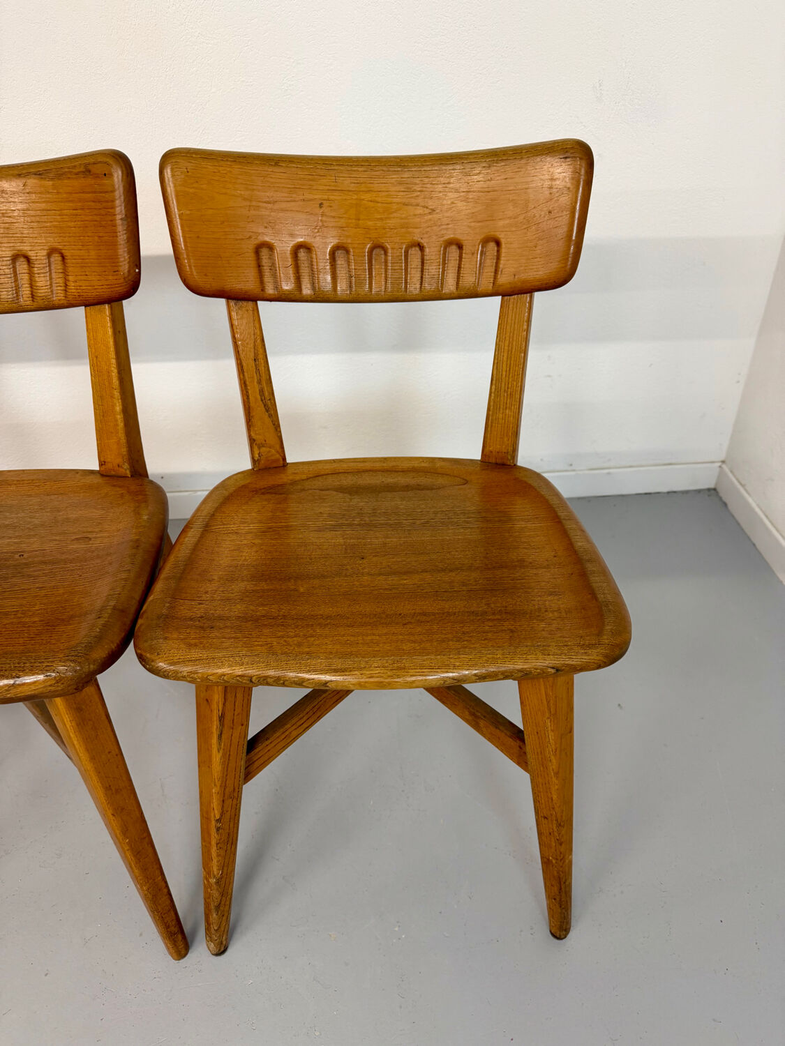 Set of 4 vintage solid oak chairs, 1960s design with sculpted backrest.