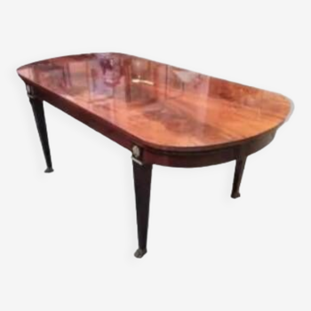 Oval dining room table