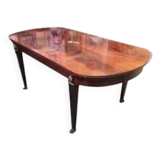 Oval dining room table