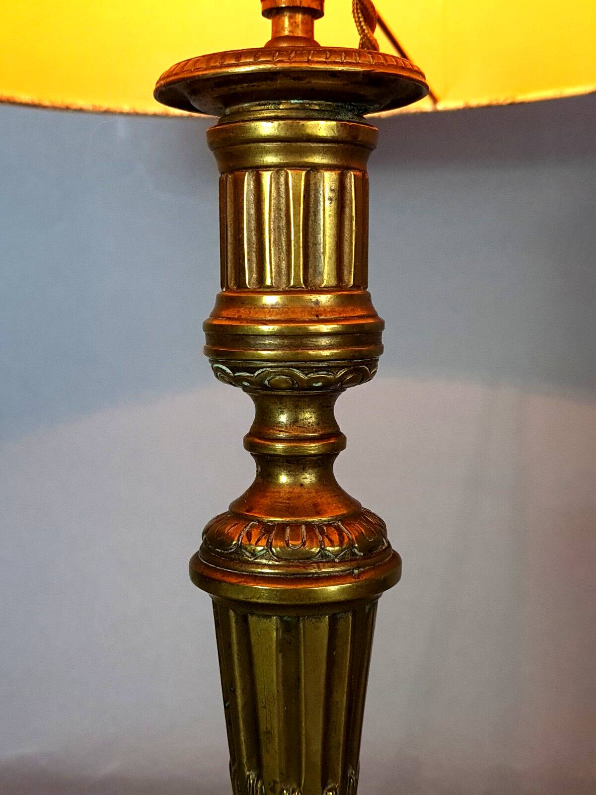 Lampe à poser avec abat-jour, ancien flambeau en bronze style Louis XVI 50 cm C757