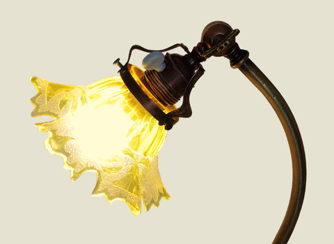 Lamp - foot in weighted brass Swungeneck adjustable with its acid-engraved crystal lampshade
