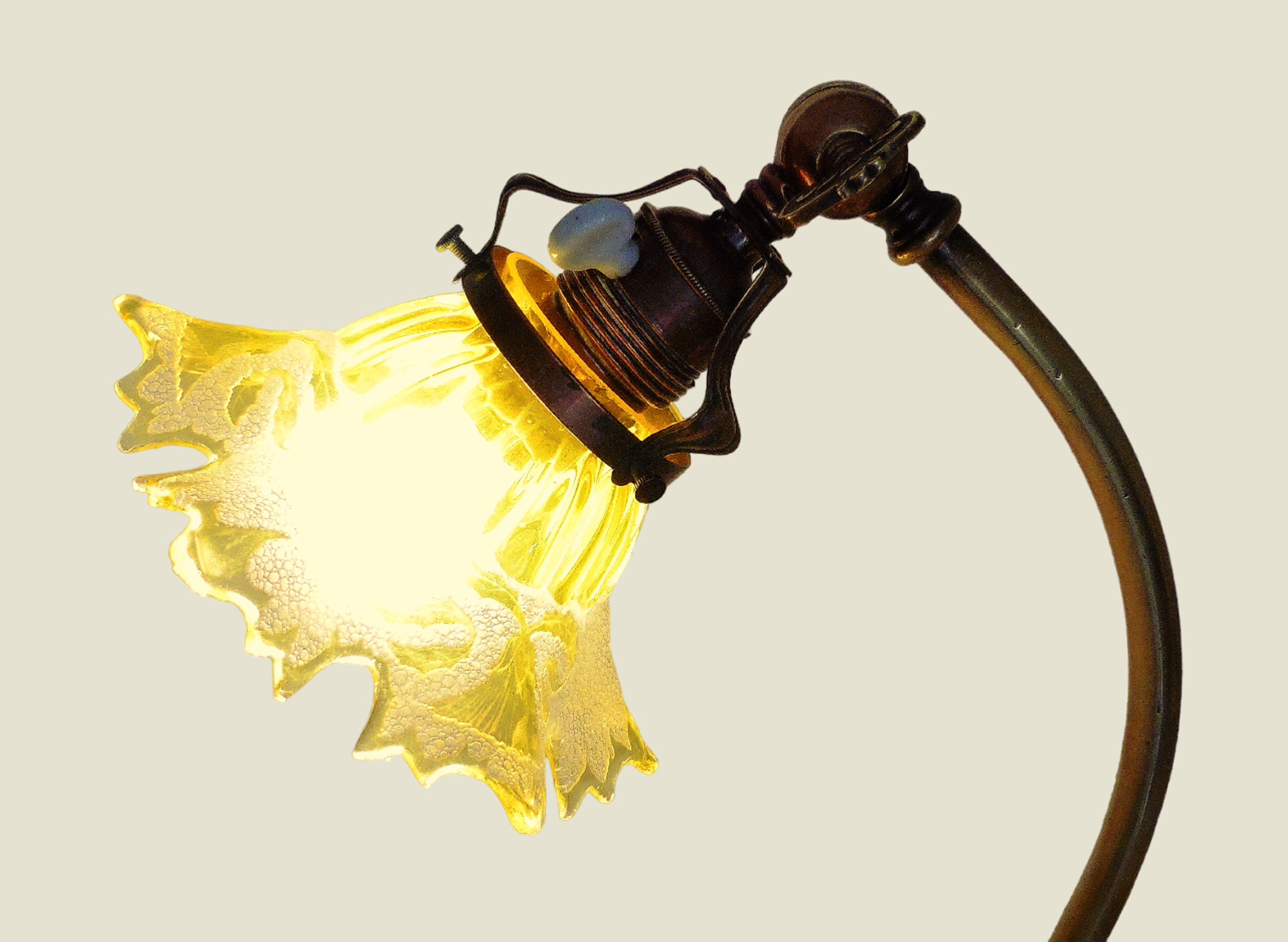 Lamp - foot in weighted brass Swungeneck adjustable with its acid-engraved crystal lampshade