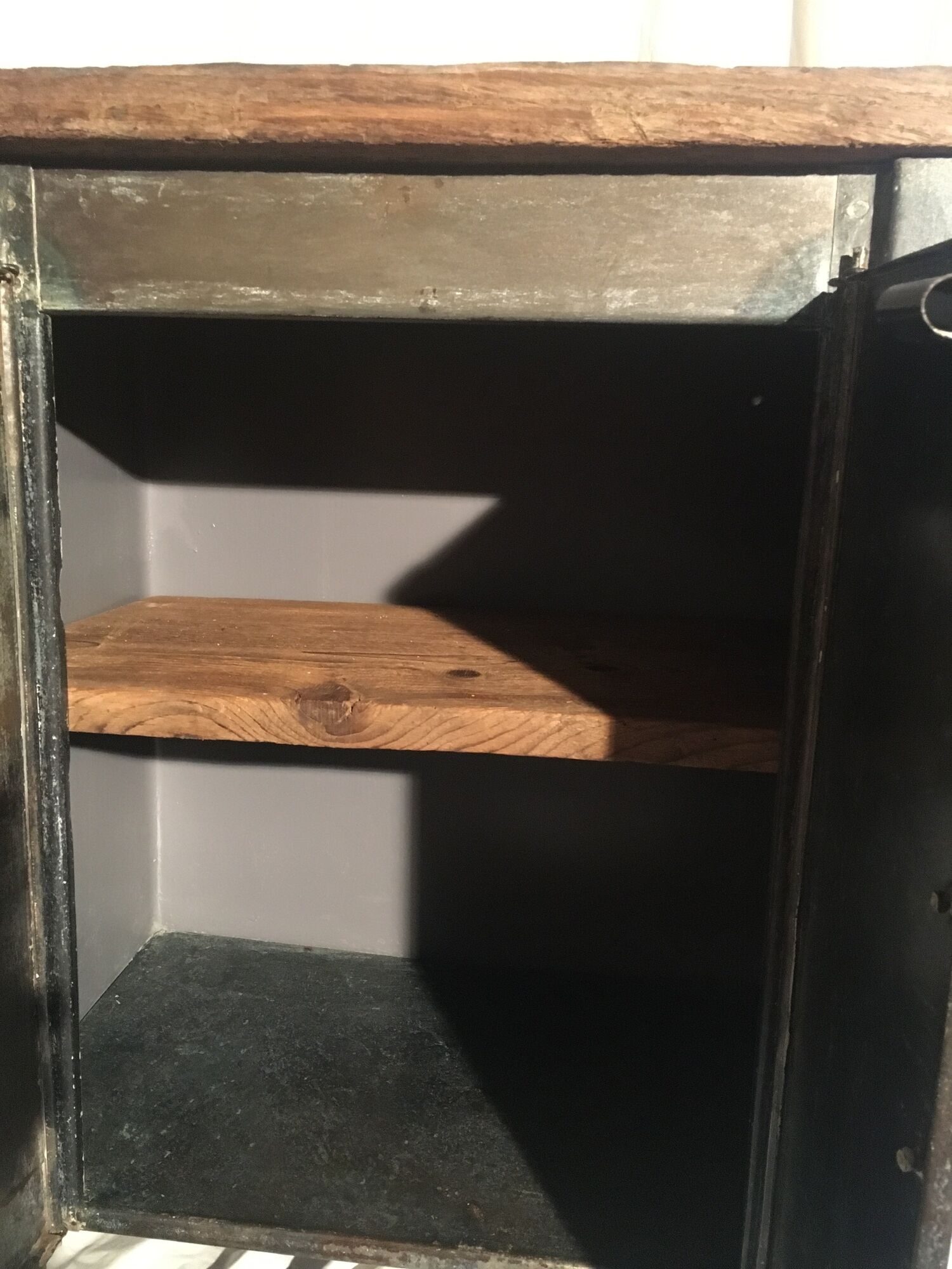 Renovated kitchen furniture and revisited in 50s metal