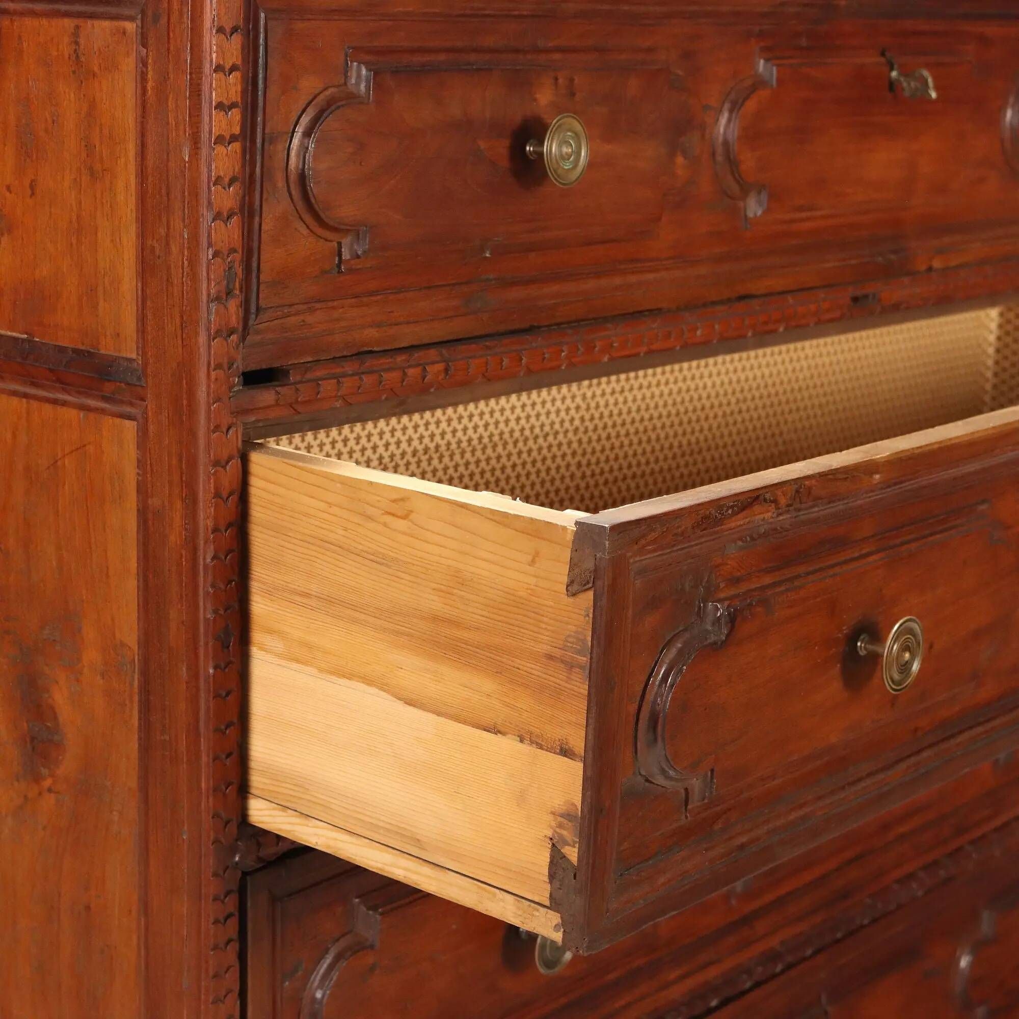 Antique baroque walnut chest of drawers with 4 drawers, 17th century.