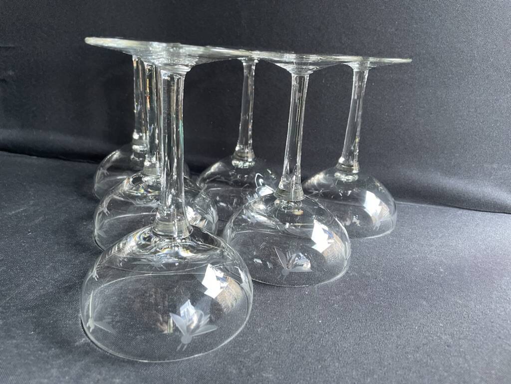 6 blown glass champagne glasses with cut bee decoration