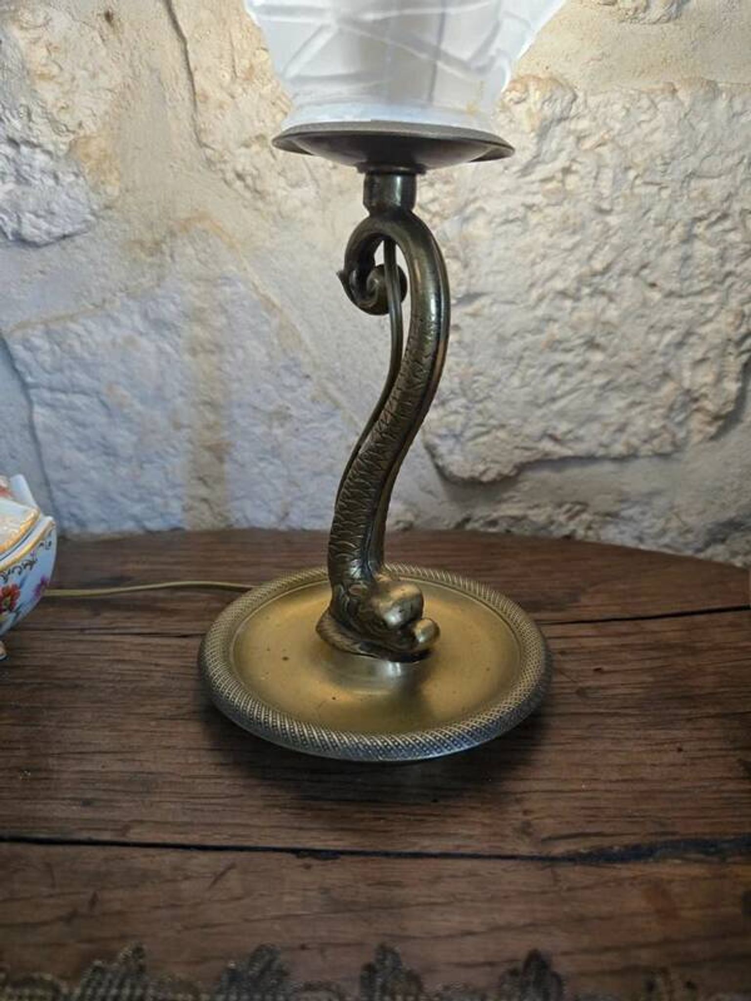 Lampe à poser pied laiton poisson et tulipe en verre drapée