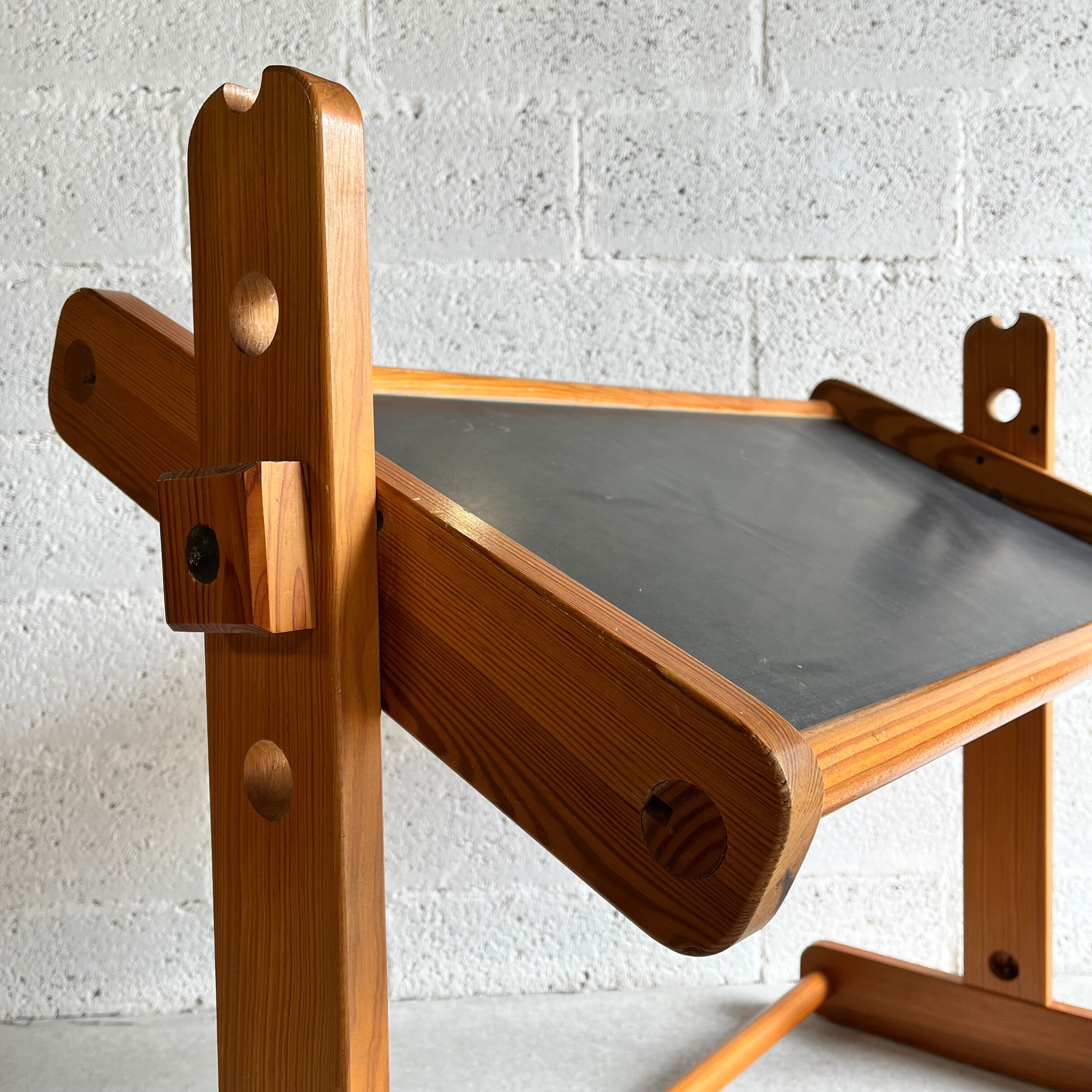 Evolutionary children's desk and its 70s chair