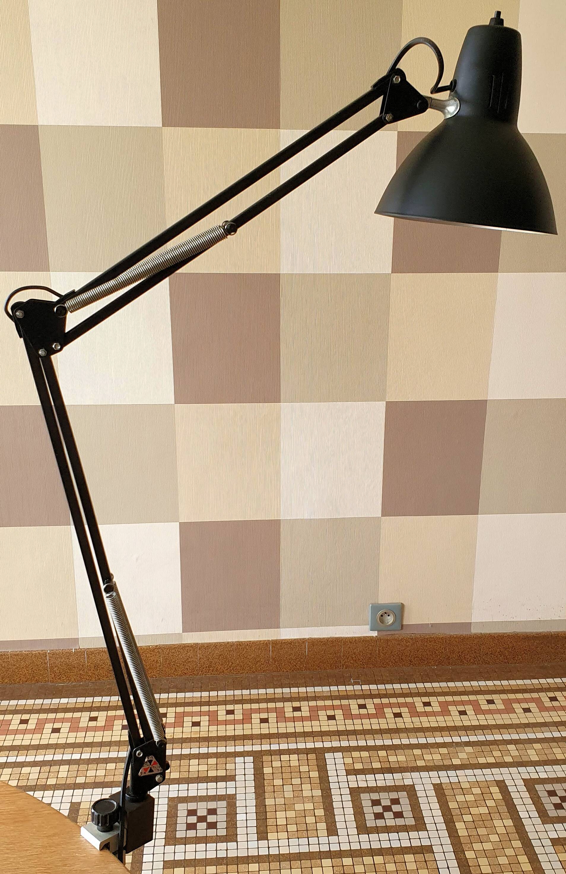Twist 70s desk lamp