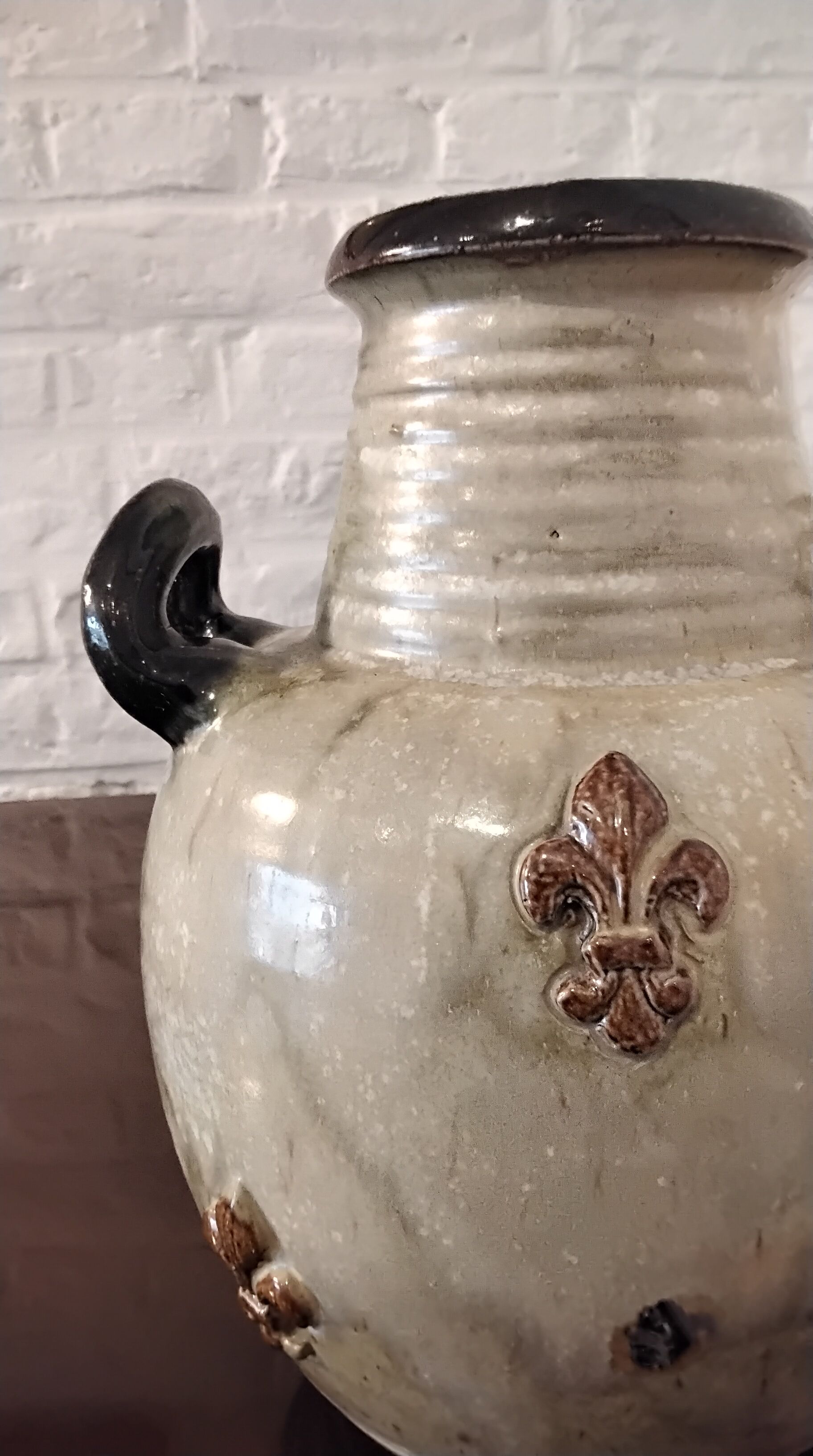 Vase with handles in Guérin sandstone