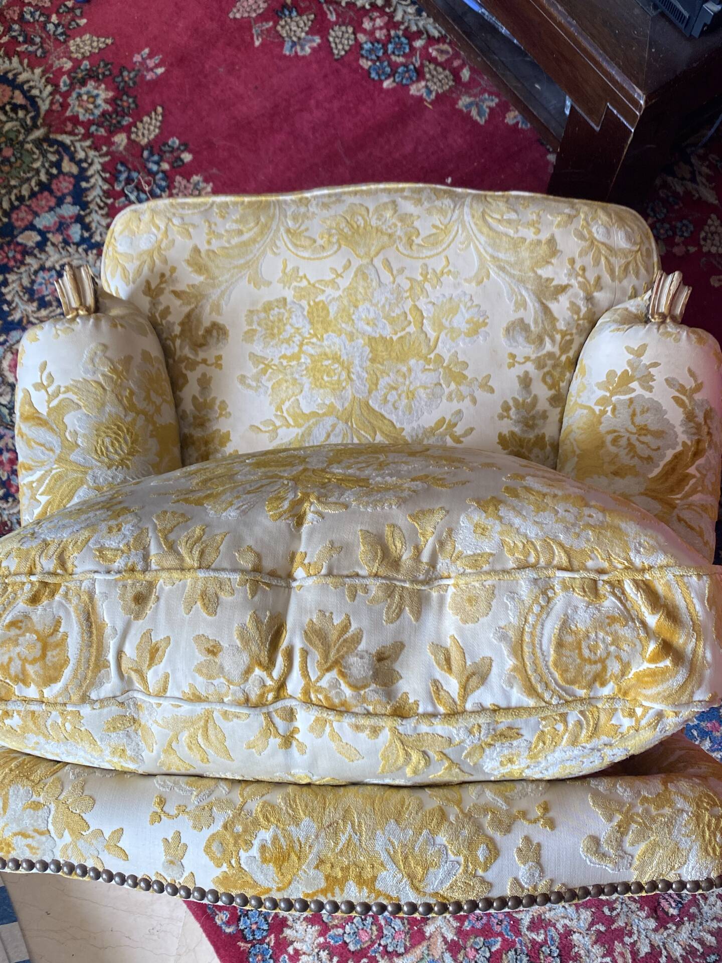 2 fauteuils et un canapé vintage velours jaune et or.