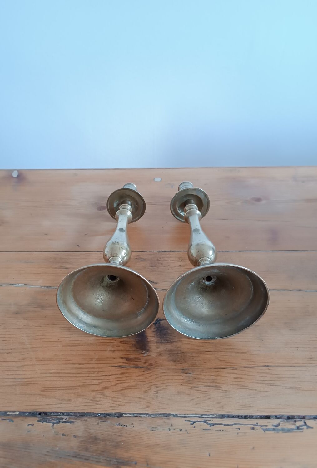 Paire de bougeoirs en laiton