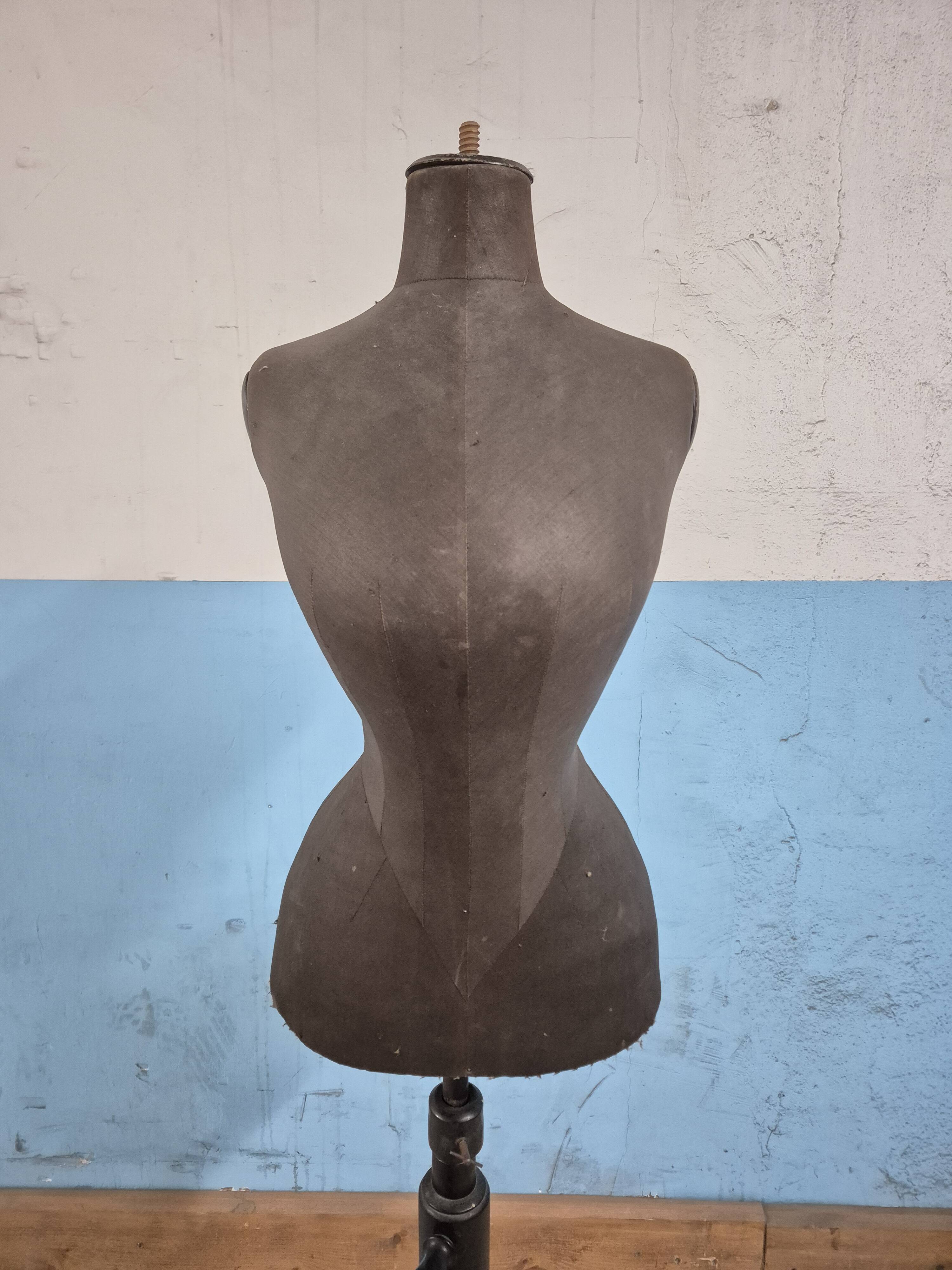 Dressmaker's mannequin