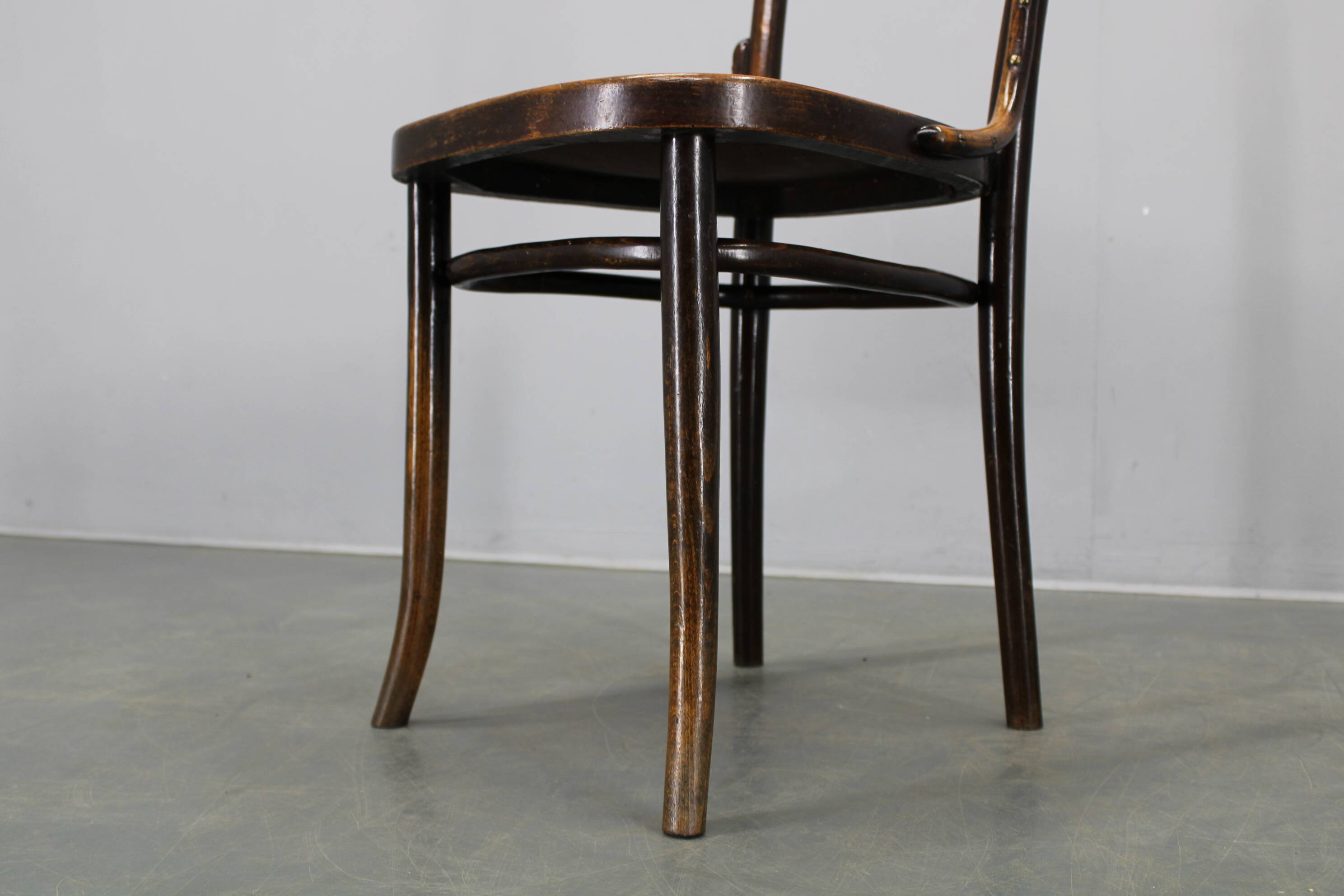 Pair of Thonet Art Nouveau bentwood chairs, Czechoslovakia, 1920s