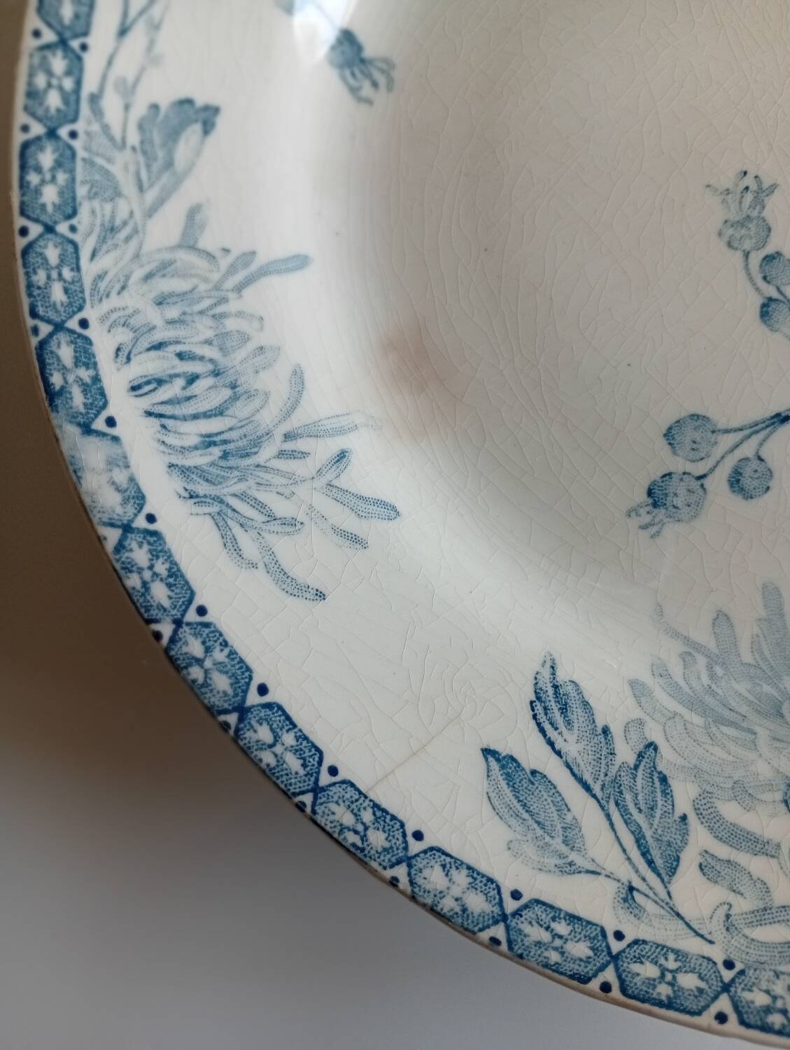 Shallow dish on a foot, iron earth, Creil and Montereau late 19th century
