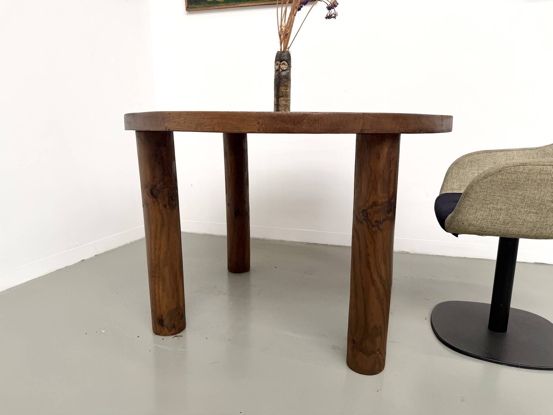 Table ronde moderniste chêne massif, piètement cylindrique pin, DLG Perrian