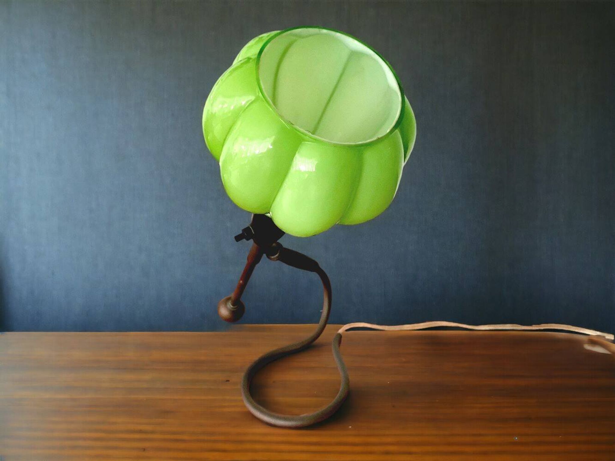 Lampe de table articulée moderniste en verre et laiton à boîtier vert