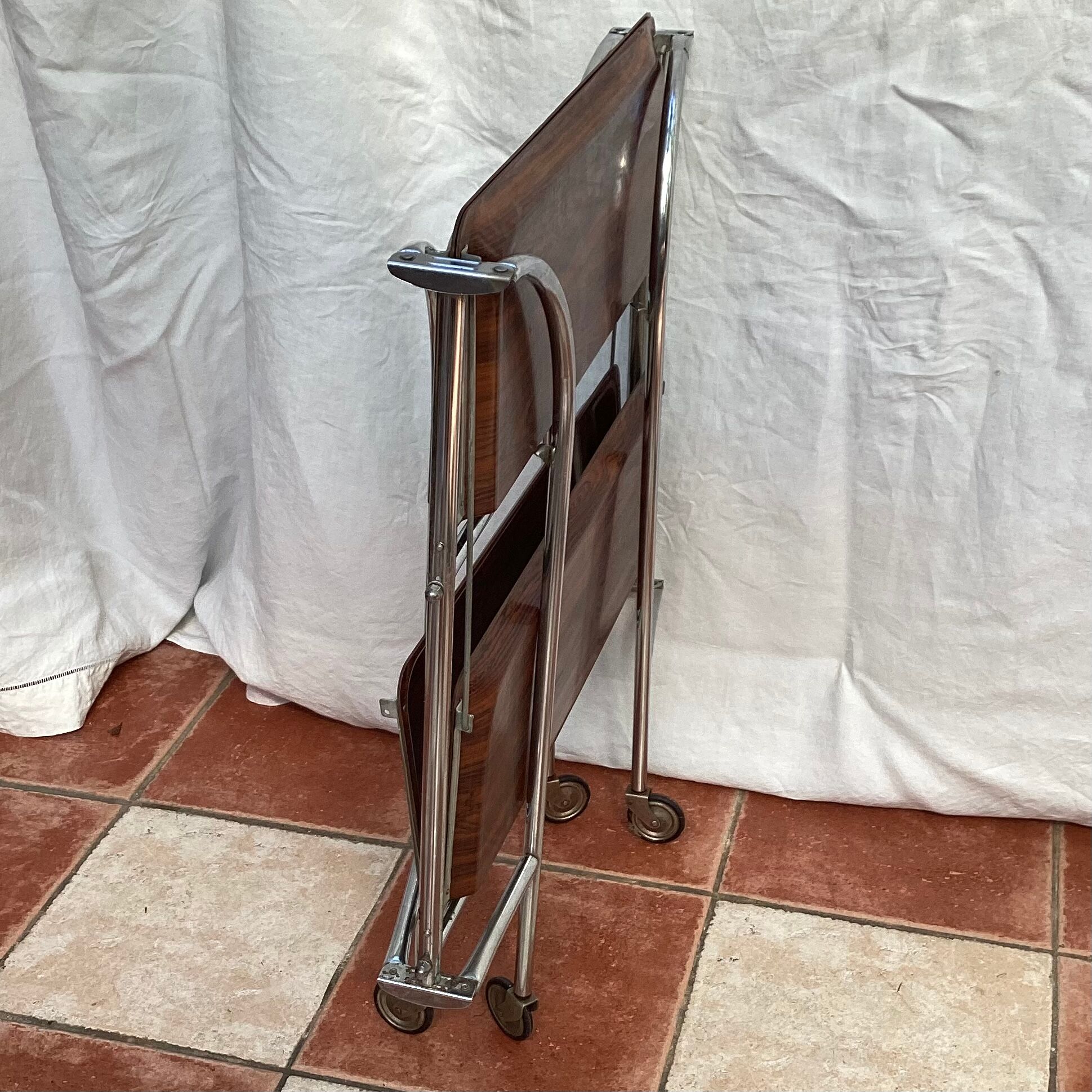 Folding dessert table with castors