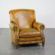 Fauteuil confortable de style anglais en cuir jaune de grande taille avec une finition soignée et des clous décoratifs