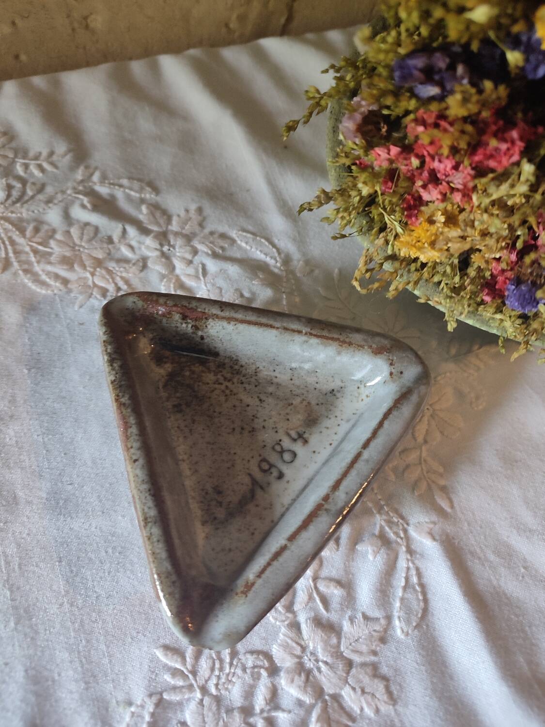 Cendrier triangle en Grès émaillé Chantal et Thierry Robert