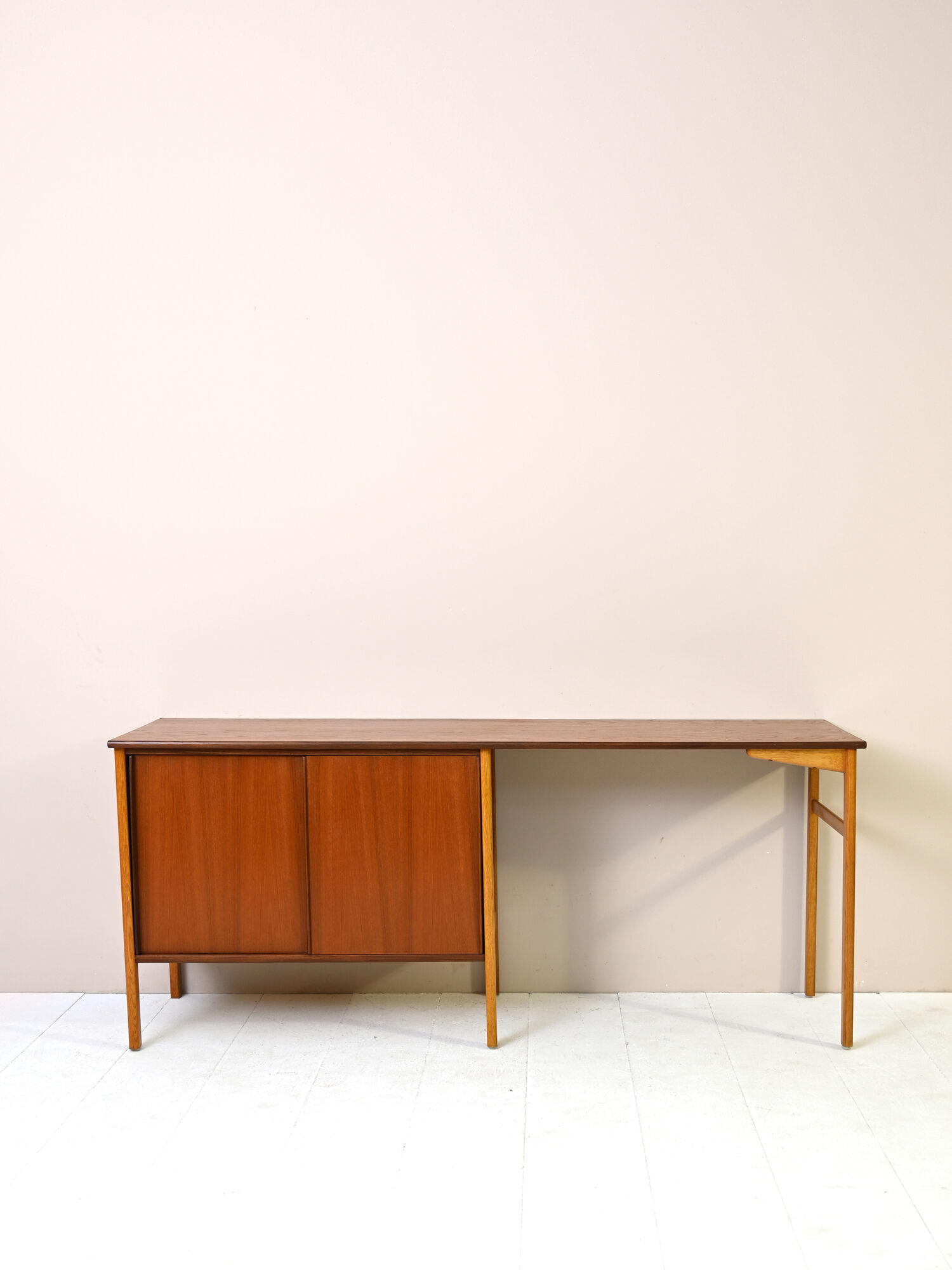 Scandinavian desk with bookcase and compartment with sliding doors
