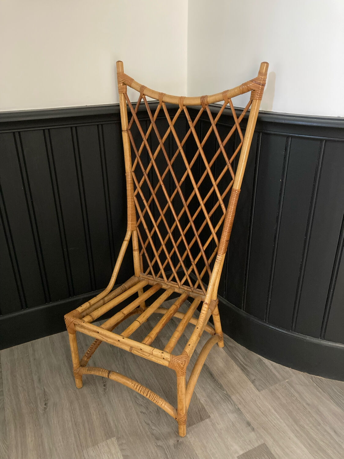 Chaise basse en rotin dans le goût d'Audoux-Minet