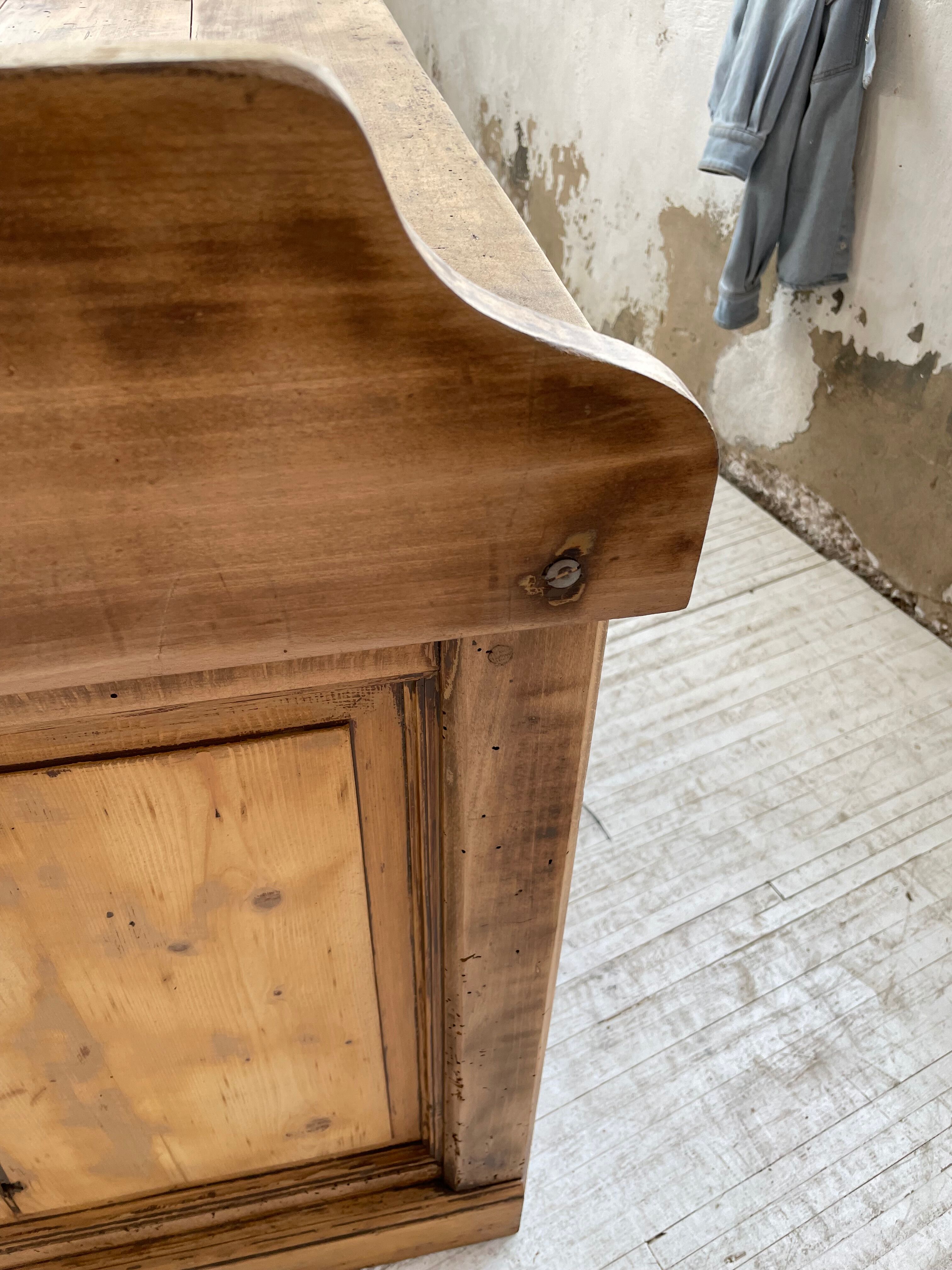 Trading counter central island pine