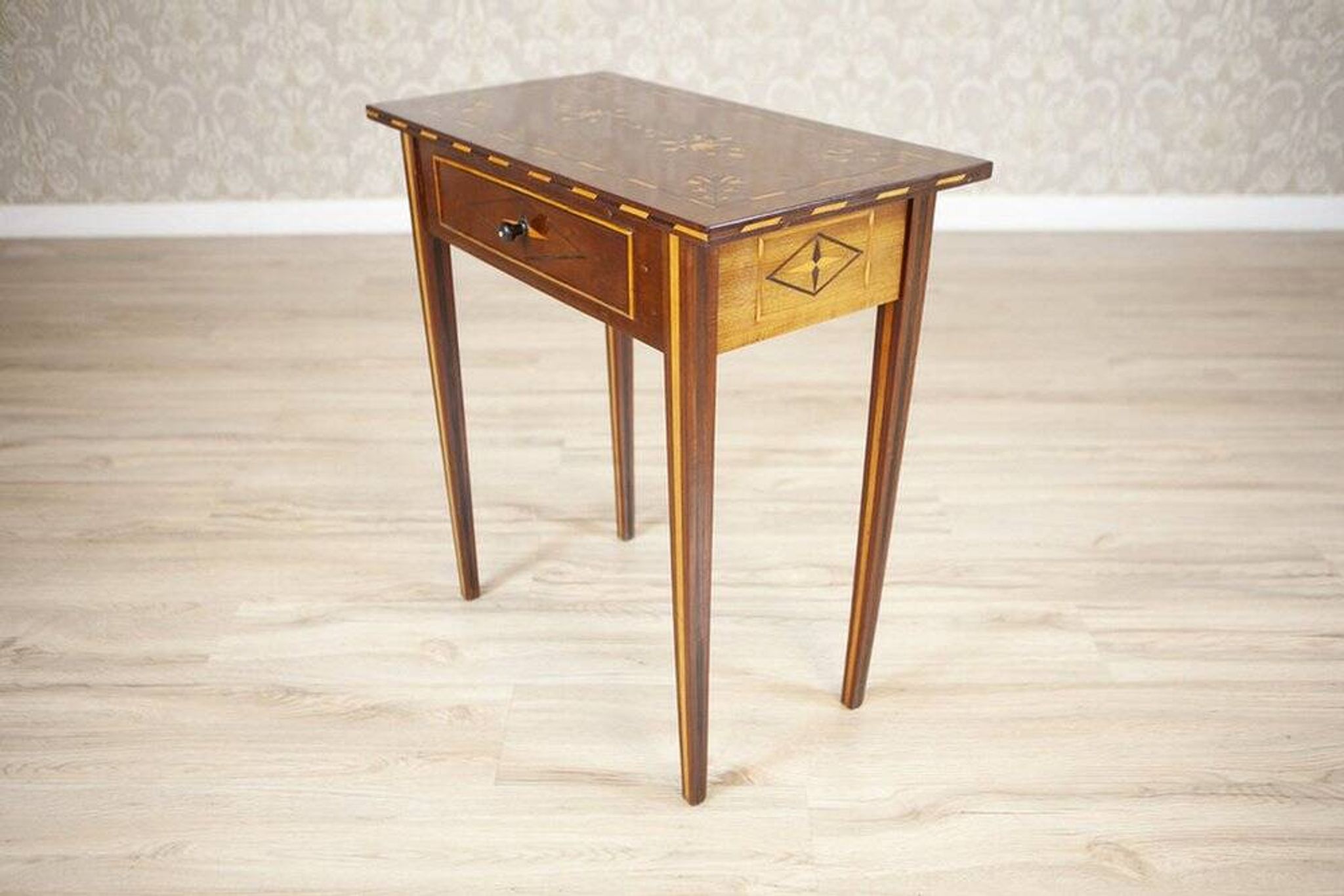 Table d'appoint incrustée du 19ème siècle