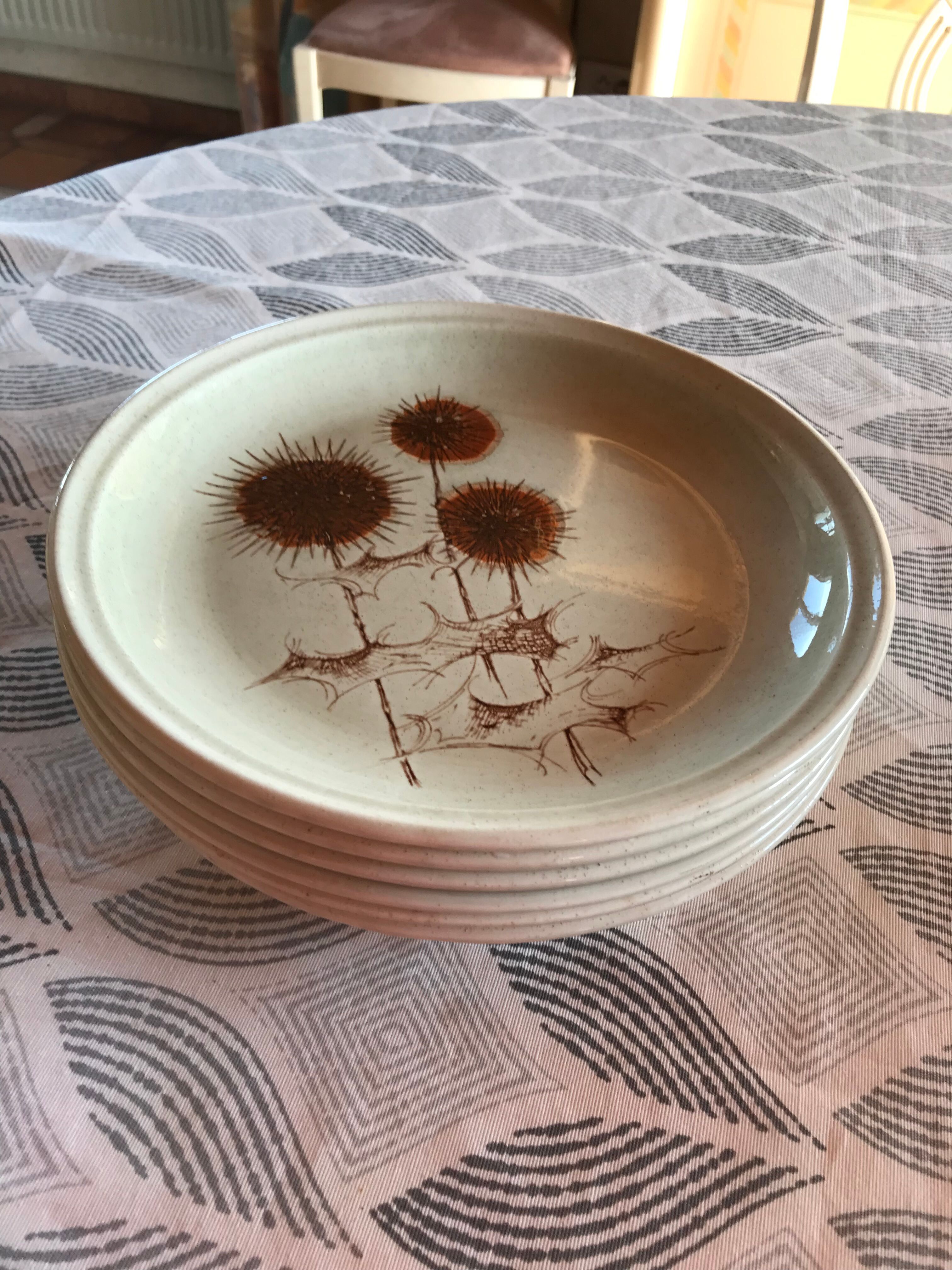Set of 6 beige plates in Sarreguemine sandstone thistles