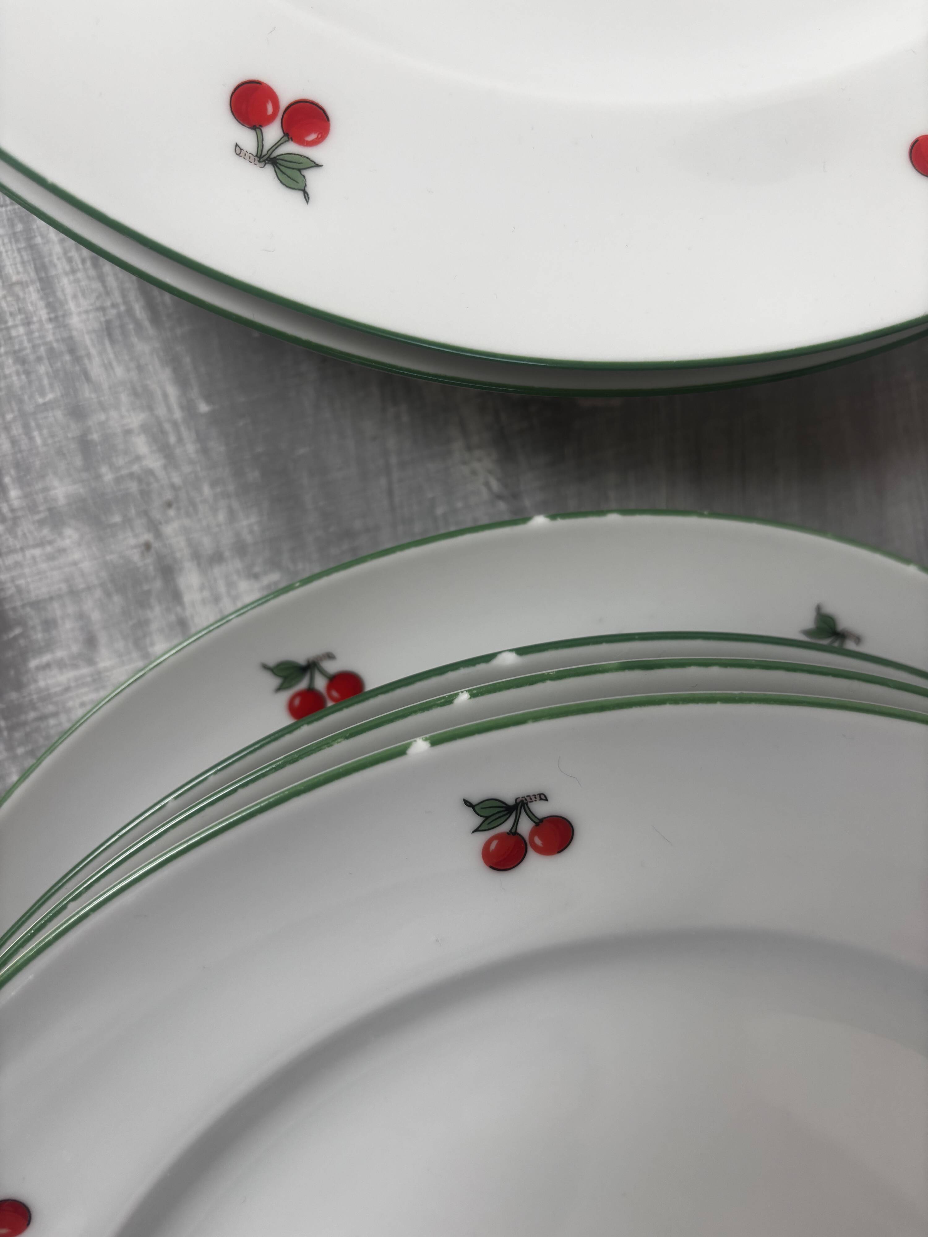 Set of 7 flat plates in porcelain Tables & Colours cherries