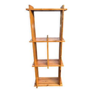 étagère en pin brutaliste