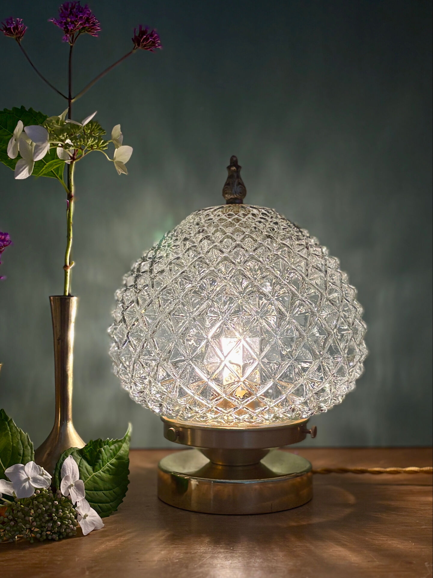 Lampe à poser globe vintage en verre moulé pointes de diamant